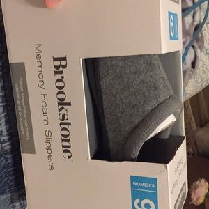 BROOKSTONE MEMORY FOAM SLIPPERS size 9 NEW